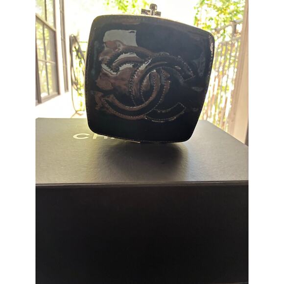 Chanel Patent Cosmetic Minaudière - Picture 4 of 10